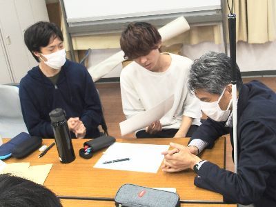 高校生がブラインドメンターからの質問に応えるようす