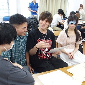 学校での表現･コミュニケーション研修のようす（写真ワーク）